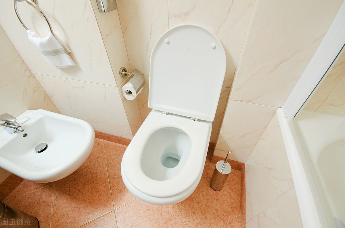 马桶堵了怎么办用塑料瓶,马桶被筷子卡住了怎么快速疏通