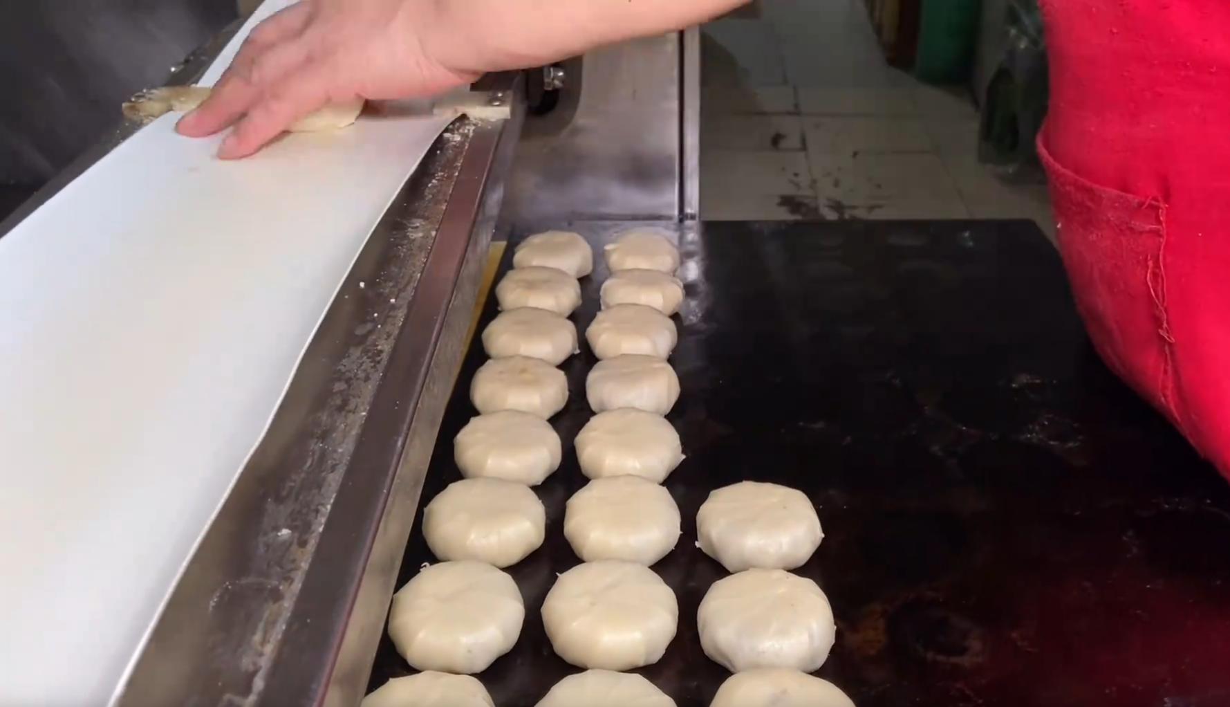 济南17年老店，什么都用机器干，1元1个销量高，出锅就抢没