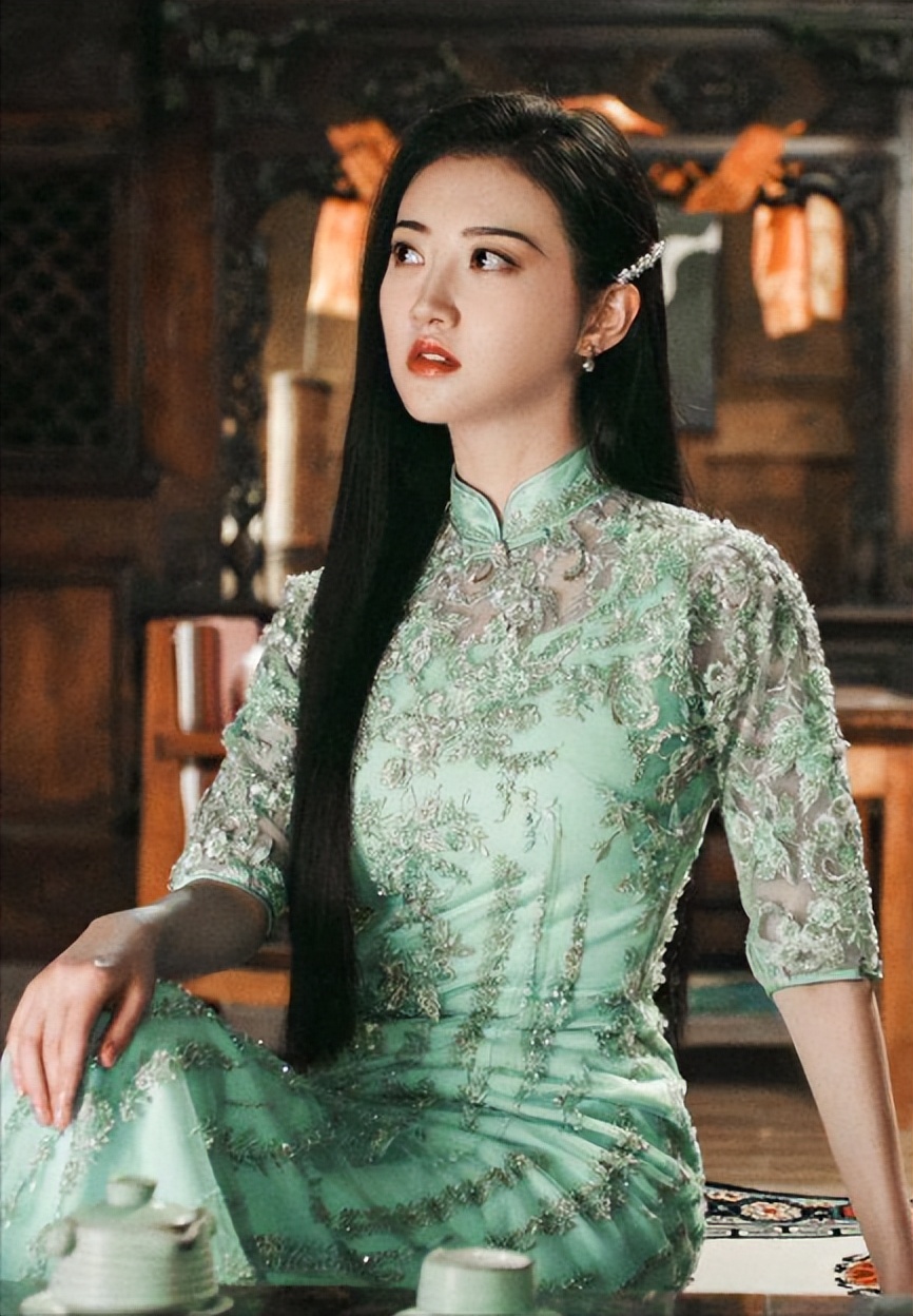 强捧不红景甜：坐拥3.5亿豪宅被张继科拒婚，资源逆天金主成谜