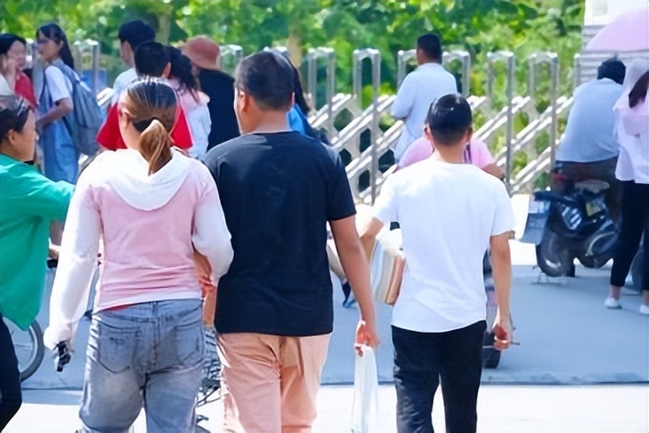 女孩遭班主任性侵四年，升学后还不放过，女孩哀求：我还没成年！