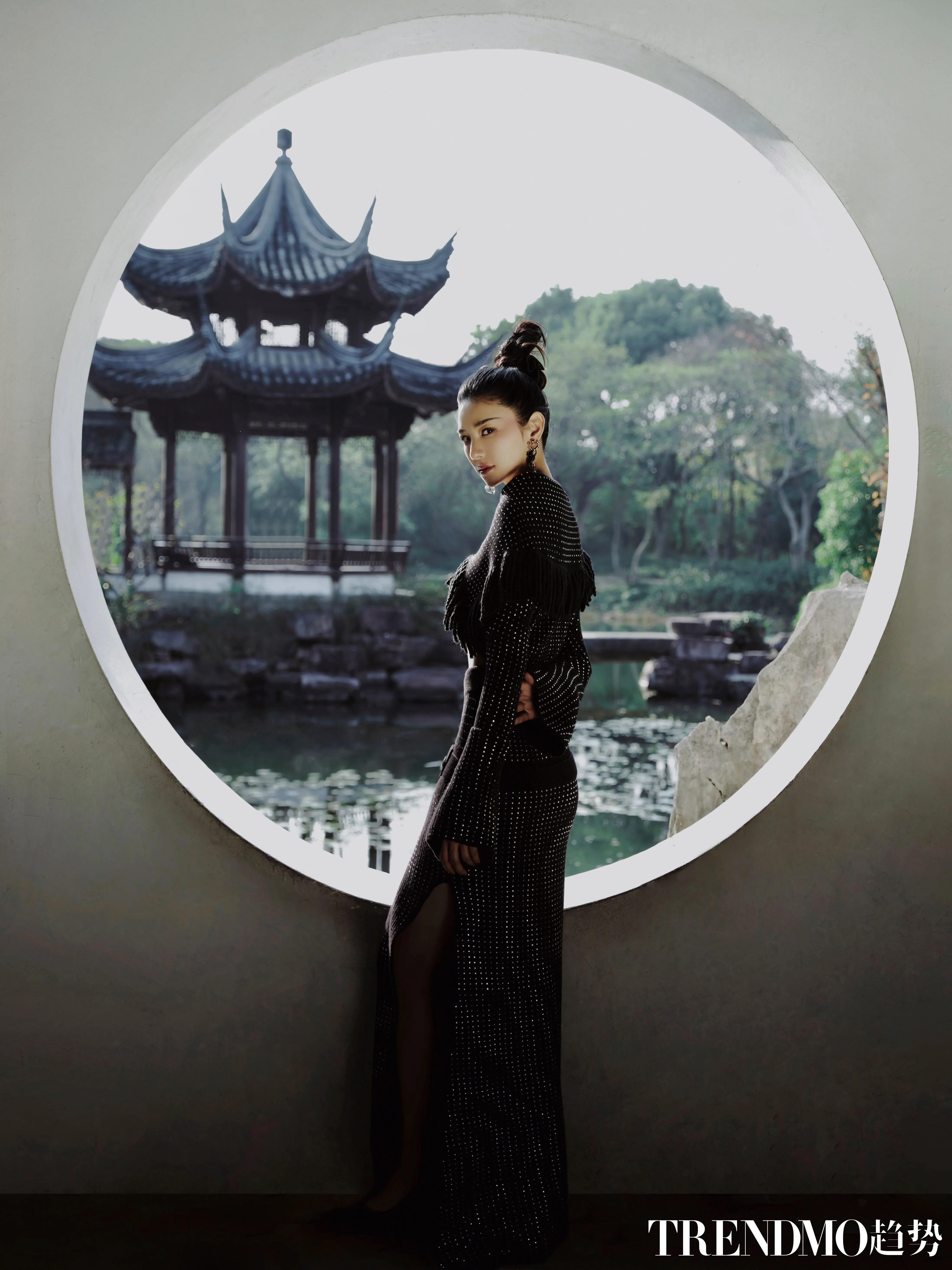 黄奕穿丝绸睡袍身材太好了，成熟有韵味女人好迷人