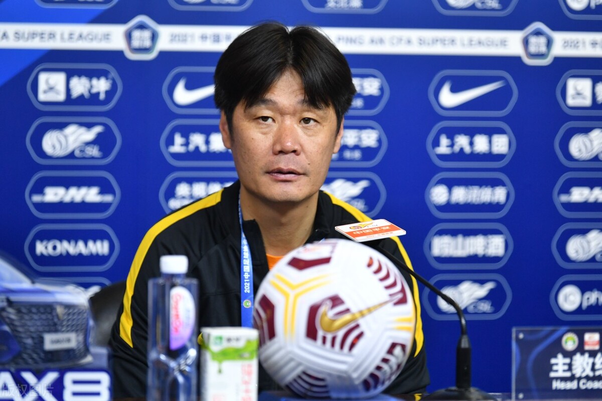 国足0-2日本李霄鹏道歉,日本男足看到中国的反应