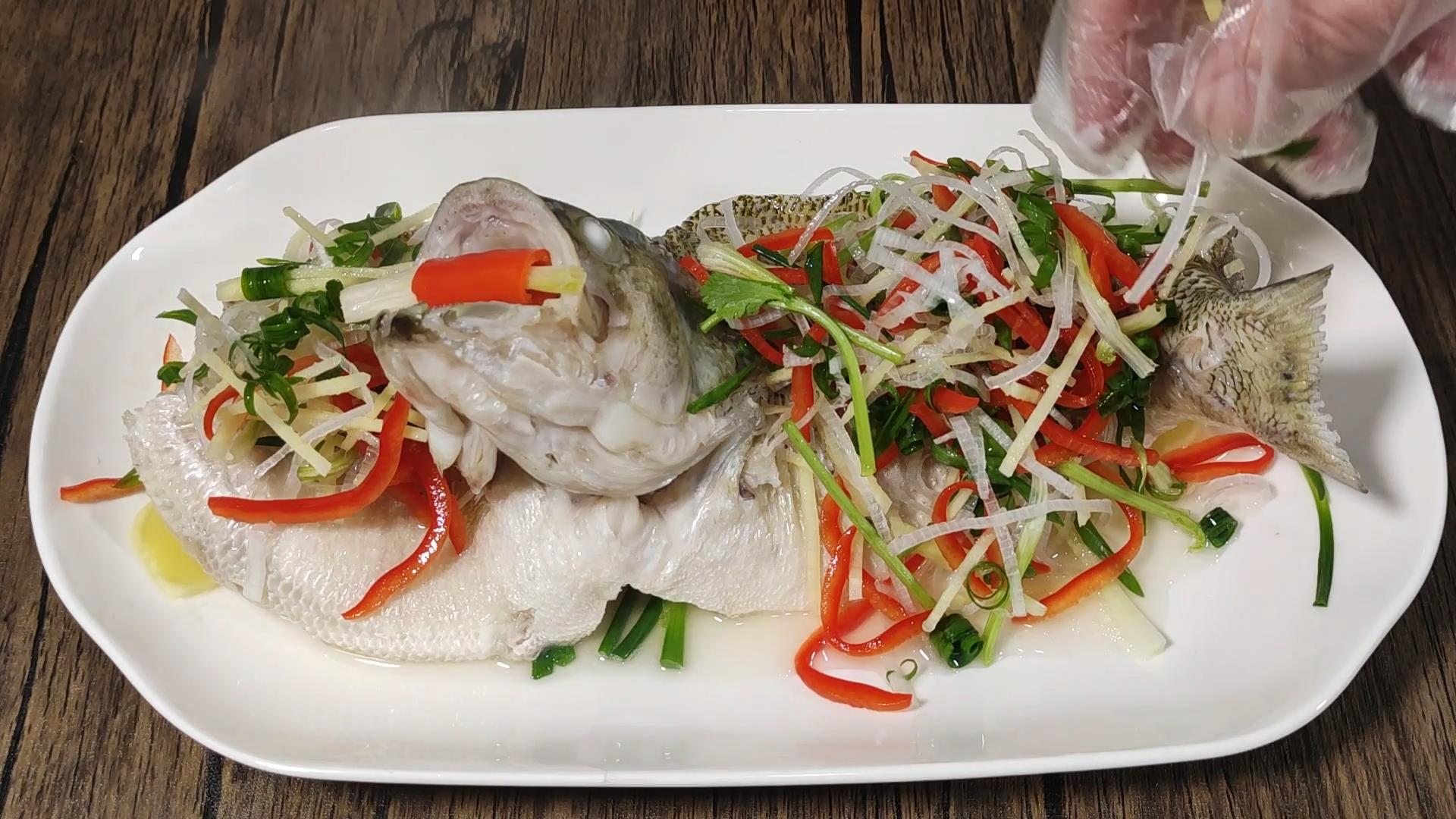 清蒸鲈鱼之前需如何处理一下,清蒸鲈鱼好吃的秘诀