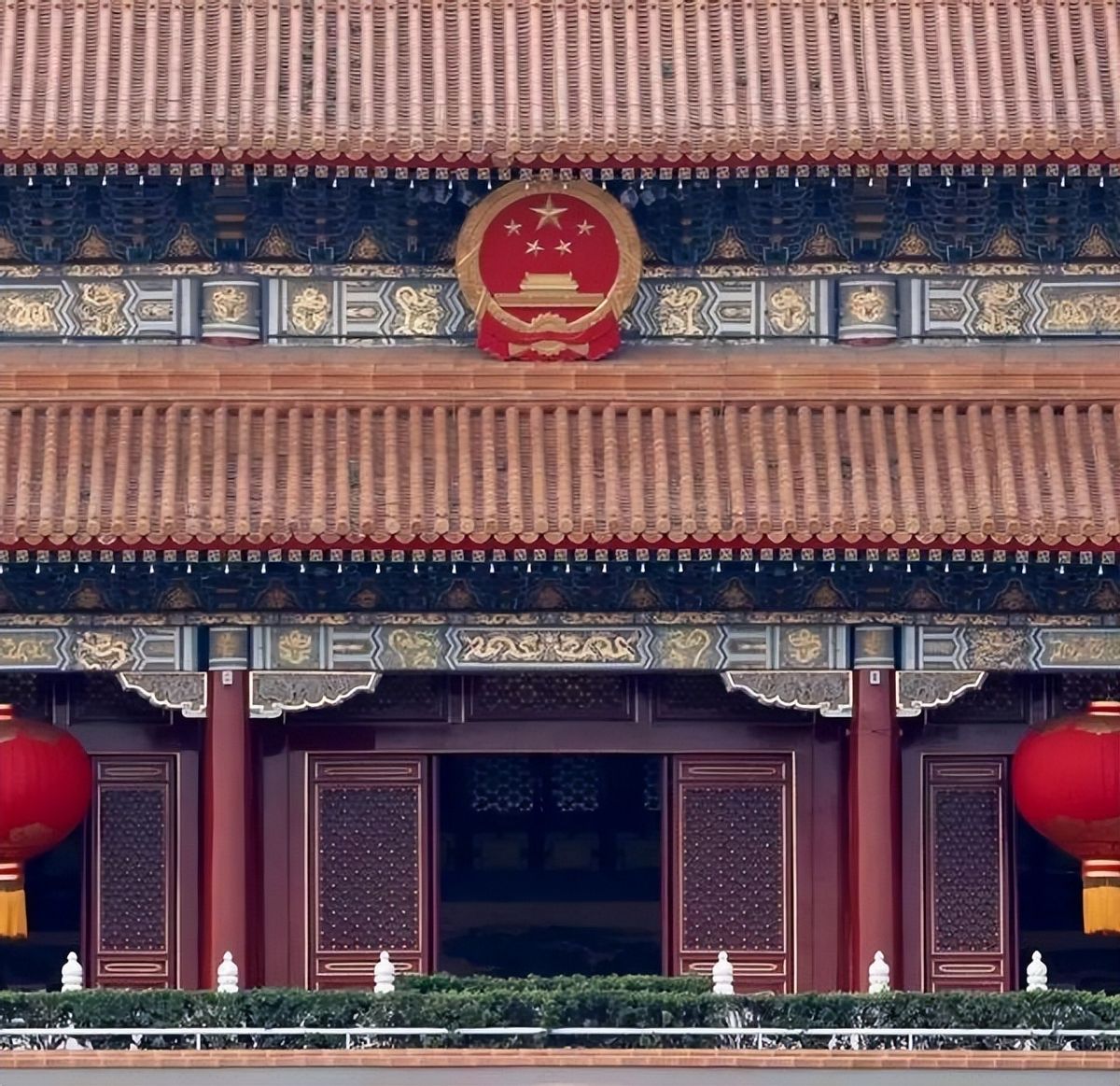 *安门天**除了毛主席画像，还悬挂着国徽，2019年曾发生过变化