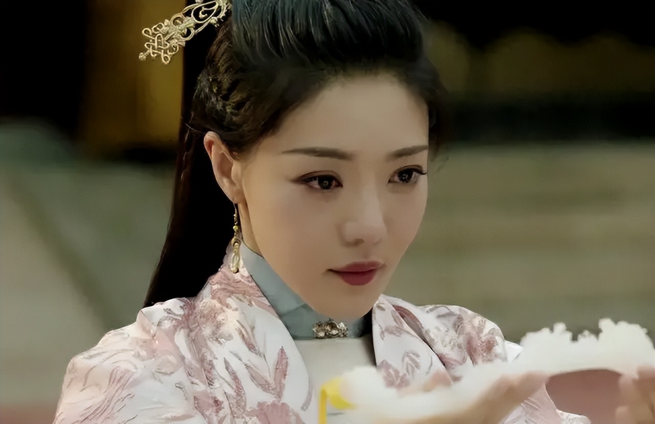 宫女遭遇*暴强**生下太子后，被打入冷宫，去世前对儿子不敢多说一句