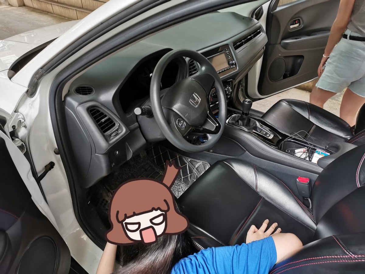 汽车里一股臭脚味,汽车脚垫有臭味怎么消除