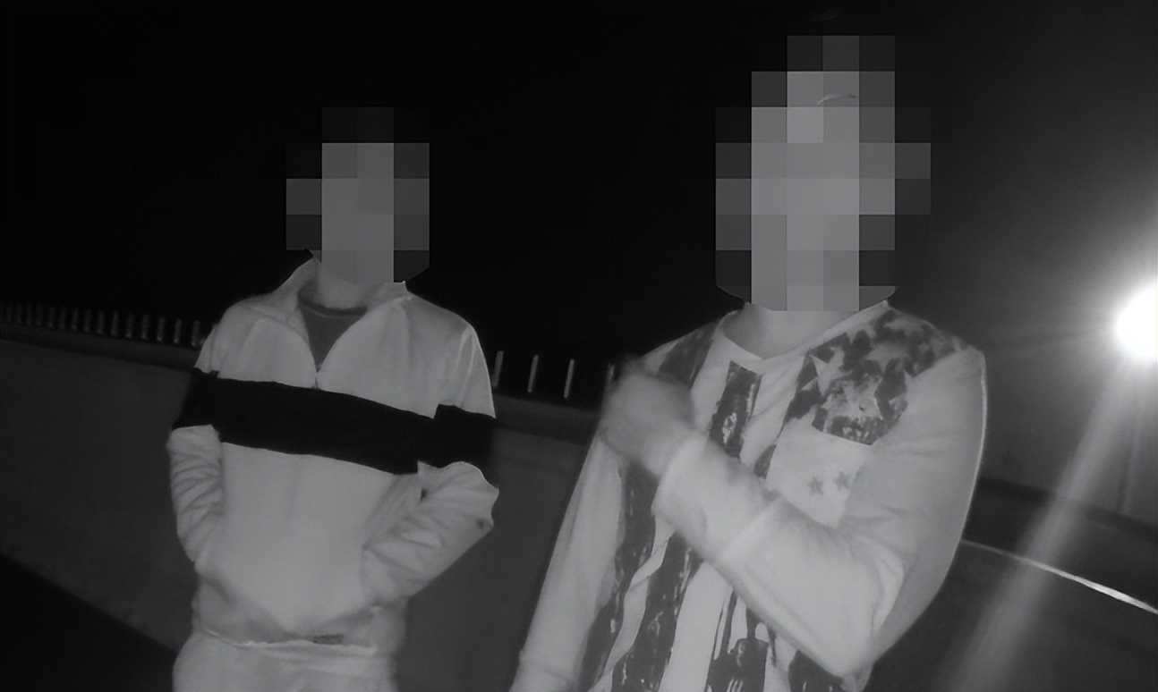 2名南水男子开上鹤港高速后，突然将车停在岔道口，随后关掉了大灯没了动静！