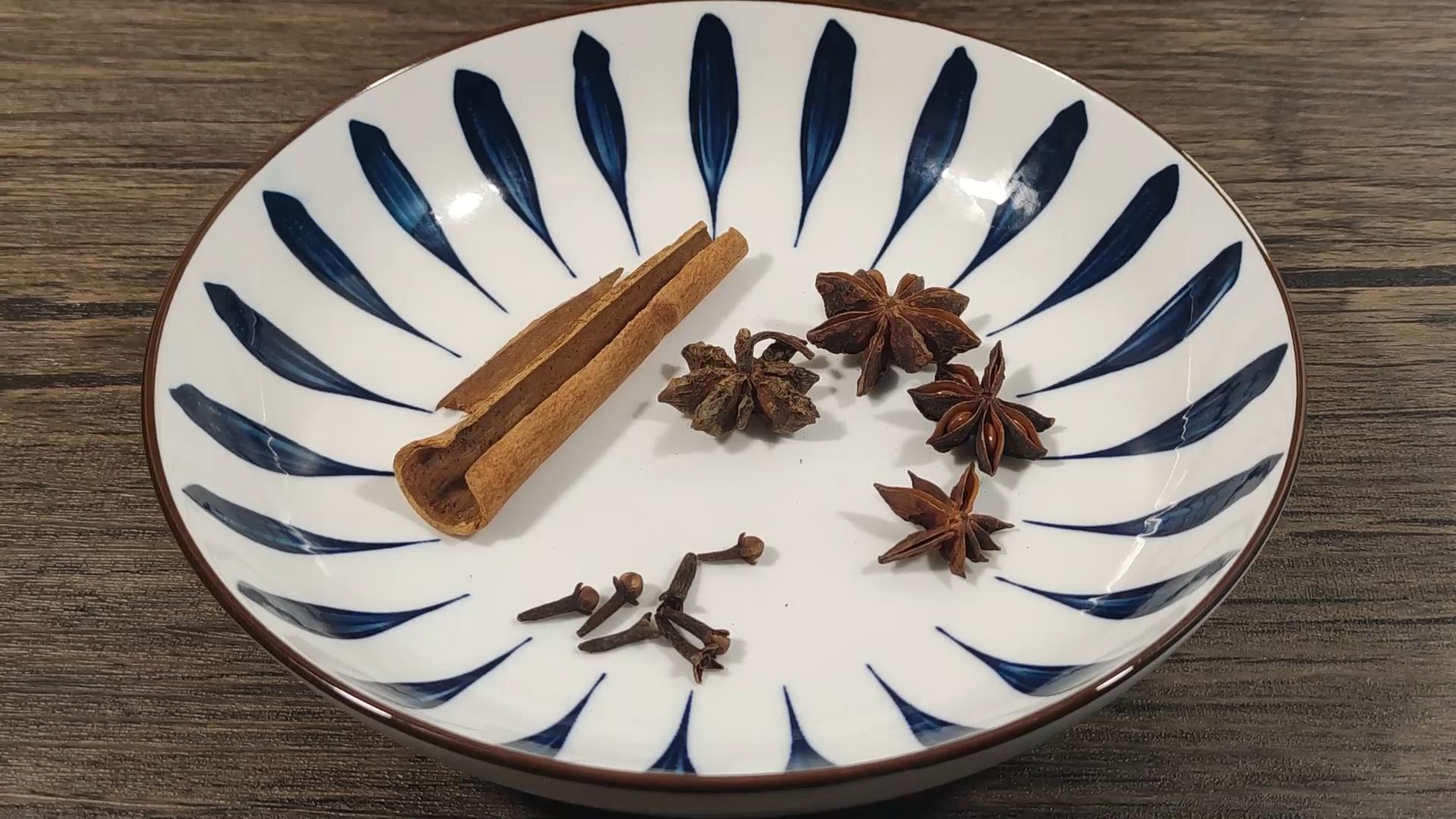 炖鸡汤都放哪些食材好喝,炖鸡汤的正确做法放什么