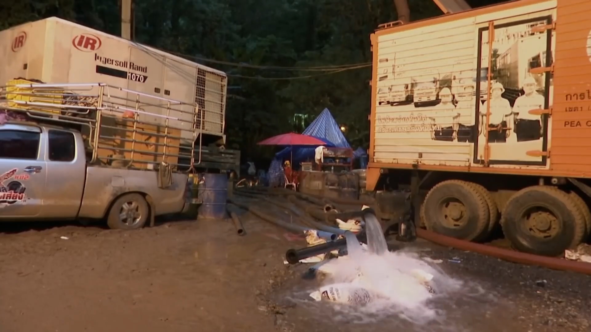 泰国18人球员困在洞穴事件全过程,泰国洞穴救援教练去世