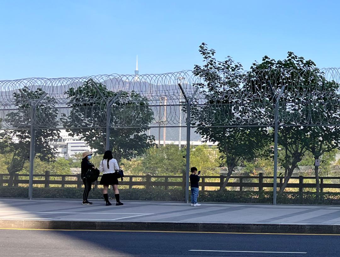 封关600天，他们在深港边境团聚，相隔97米