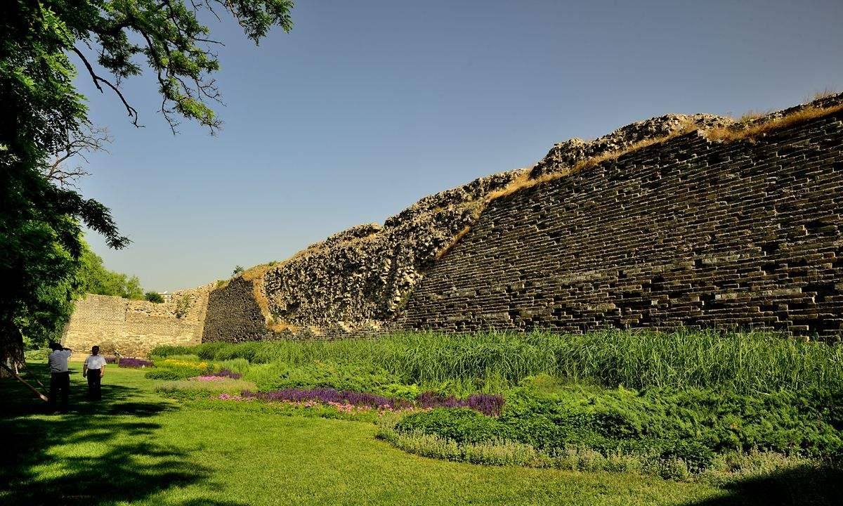 房子望坟墓是啥意思,房门望见坟墓儿孙应寻活路