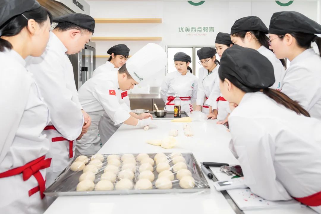 学西点烘焙蛋糕去哪家培训学校好,学西点真的好吗