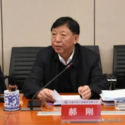 网上传中铁三局董事长和美女逛街，地点还是太古里，谣传请勿相信