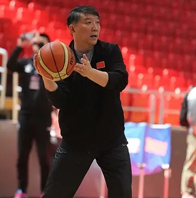 篮协副主席宫鲁鸣坐替补席,篮协主席宫鲁鸣