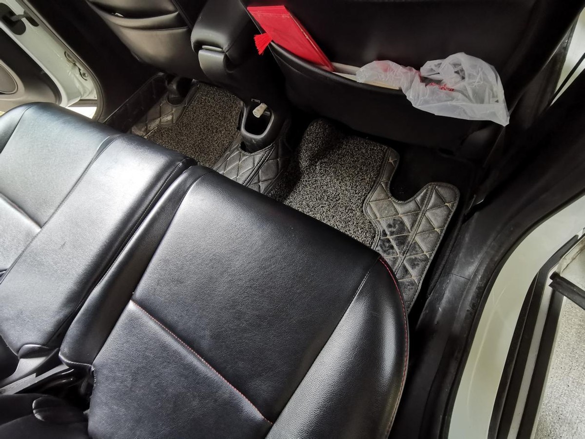 汽车里一股臭脚味,汽车脚垫有臭味怎么消除