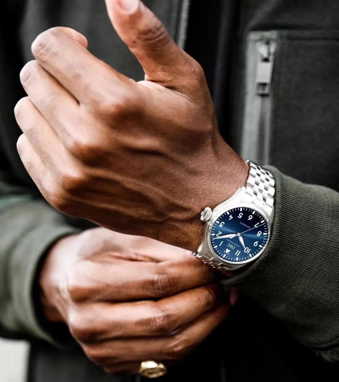 同价位选欧米茄还是百年灵,百年灵和欧米茄哪一个段位高