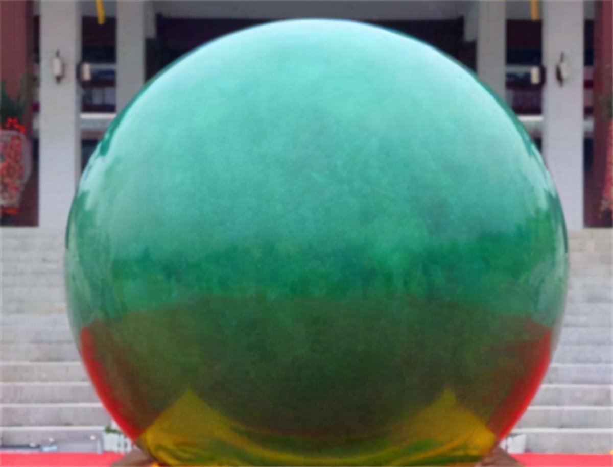 世界上最大的夜明珠怎么成路灯了,男子挖到6吨夜明珠