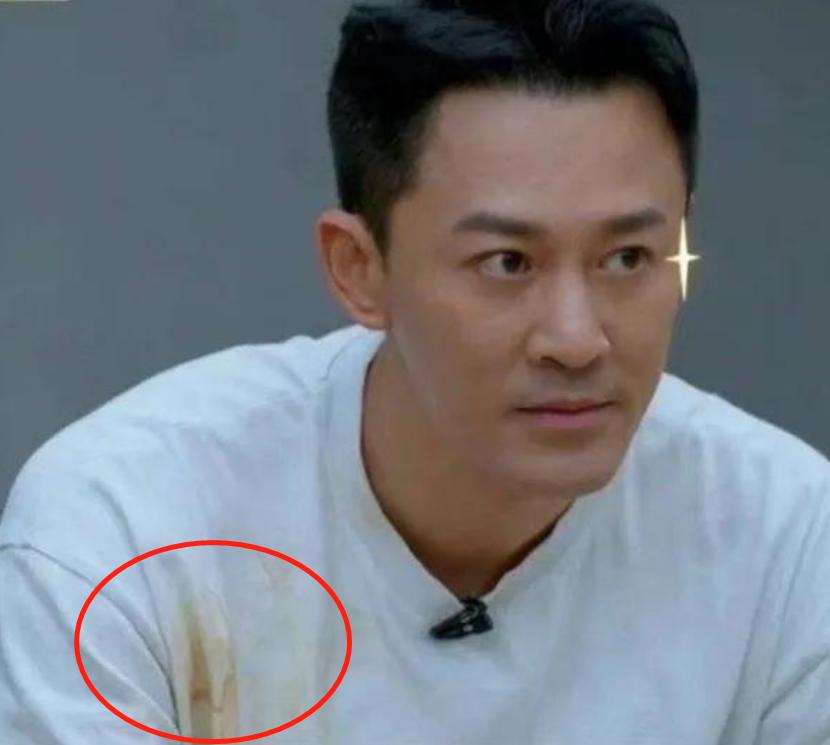 衣不蔽体,全身涂白,满口假牙闪瞎眼…娱圈的病态审美,该管管了