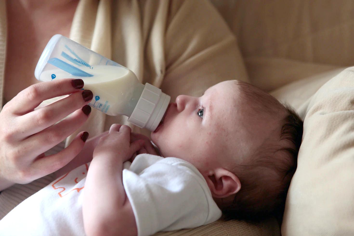 爱他美和飞鹤奶粉哪个便宜,奶粉爱他美对比飞鹤