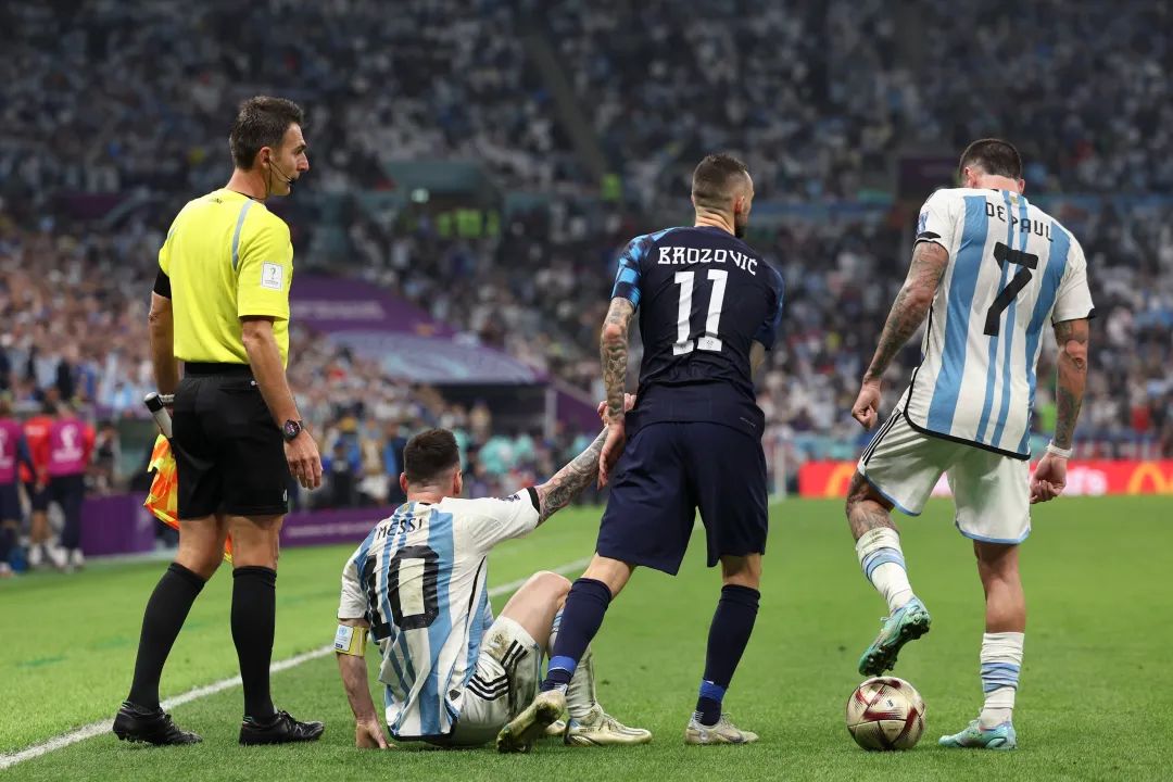 梅西与大力神杯擦肩而过,梅西背后的阿根廷