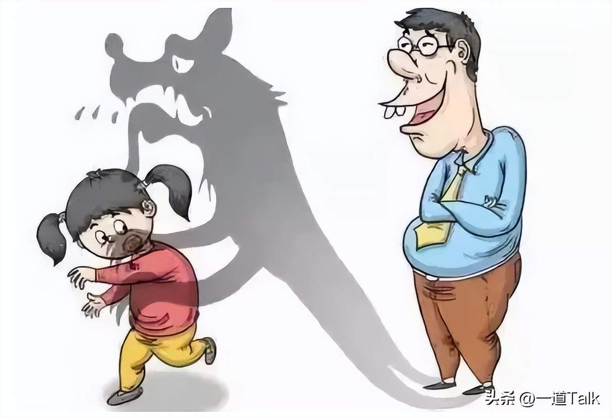 游泳教练体罚男童被查,男教练让女童坐腿上被质疑