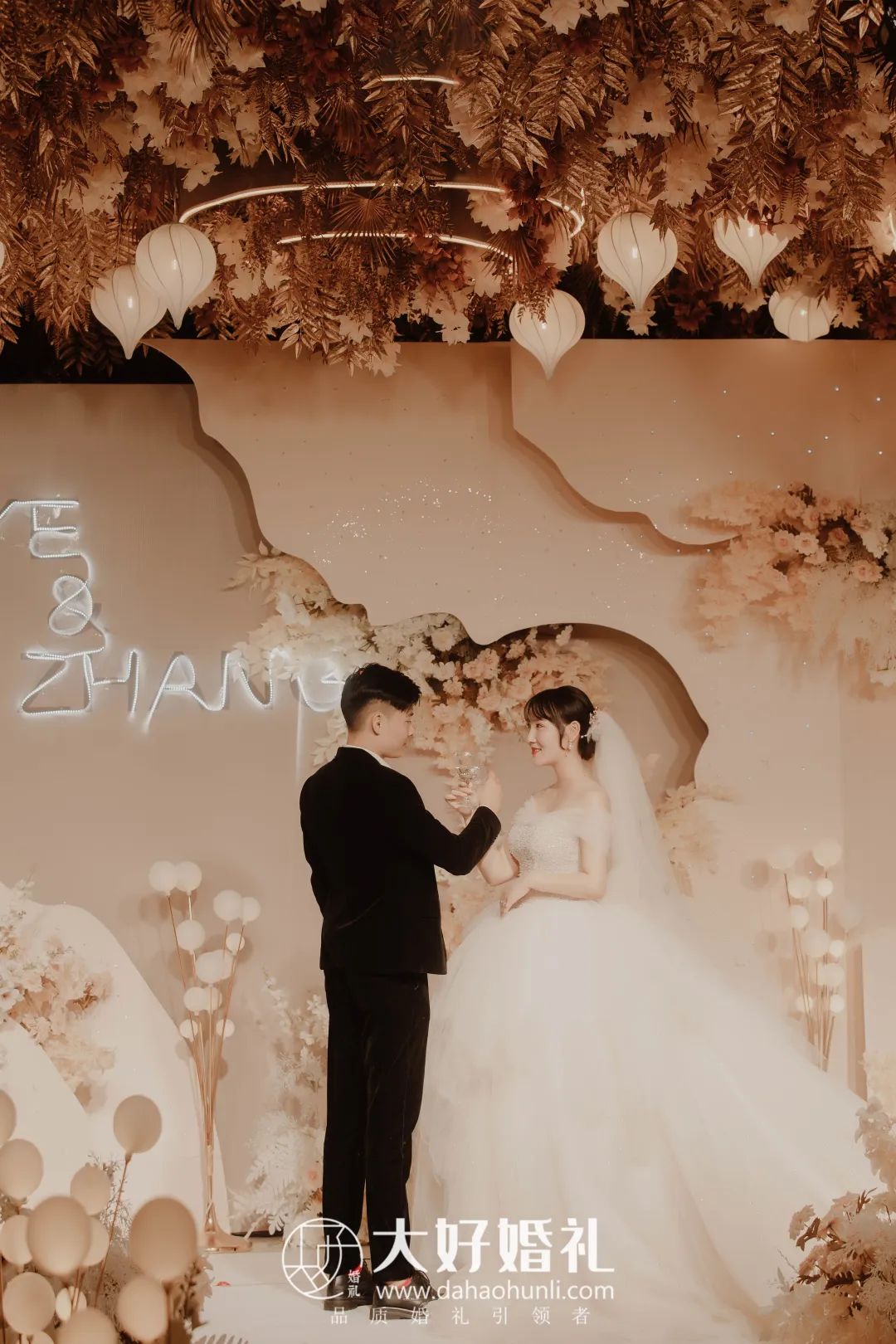 香槟金婚礼甜品台,香槟金咖色婚礼效果图