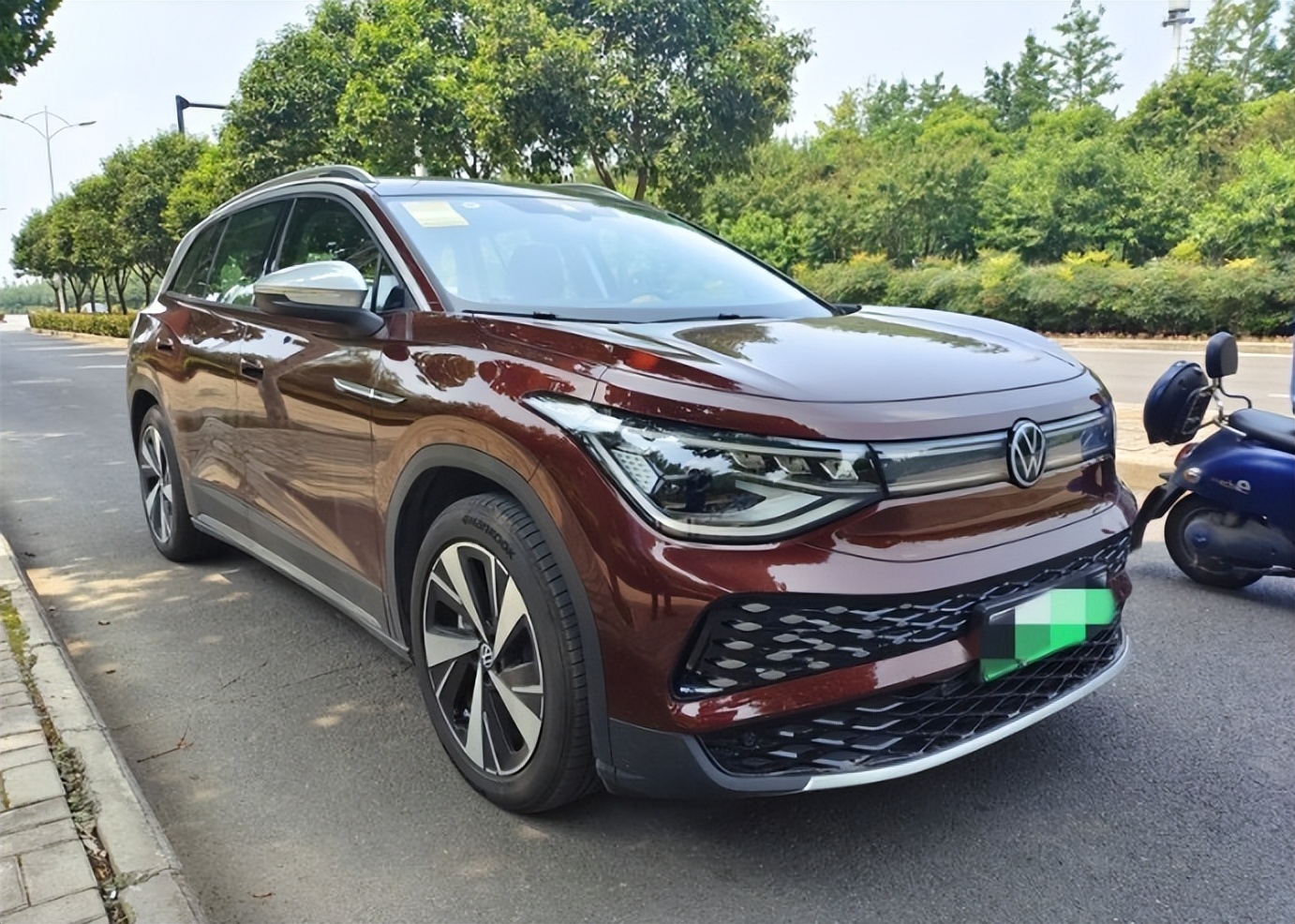 油门很轻踩一点转速就更高,油门踩得急深反而提速不快