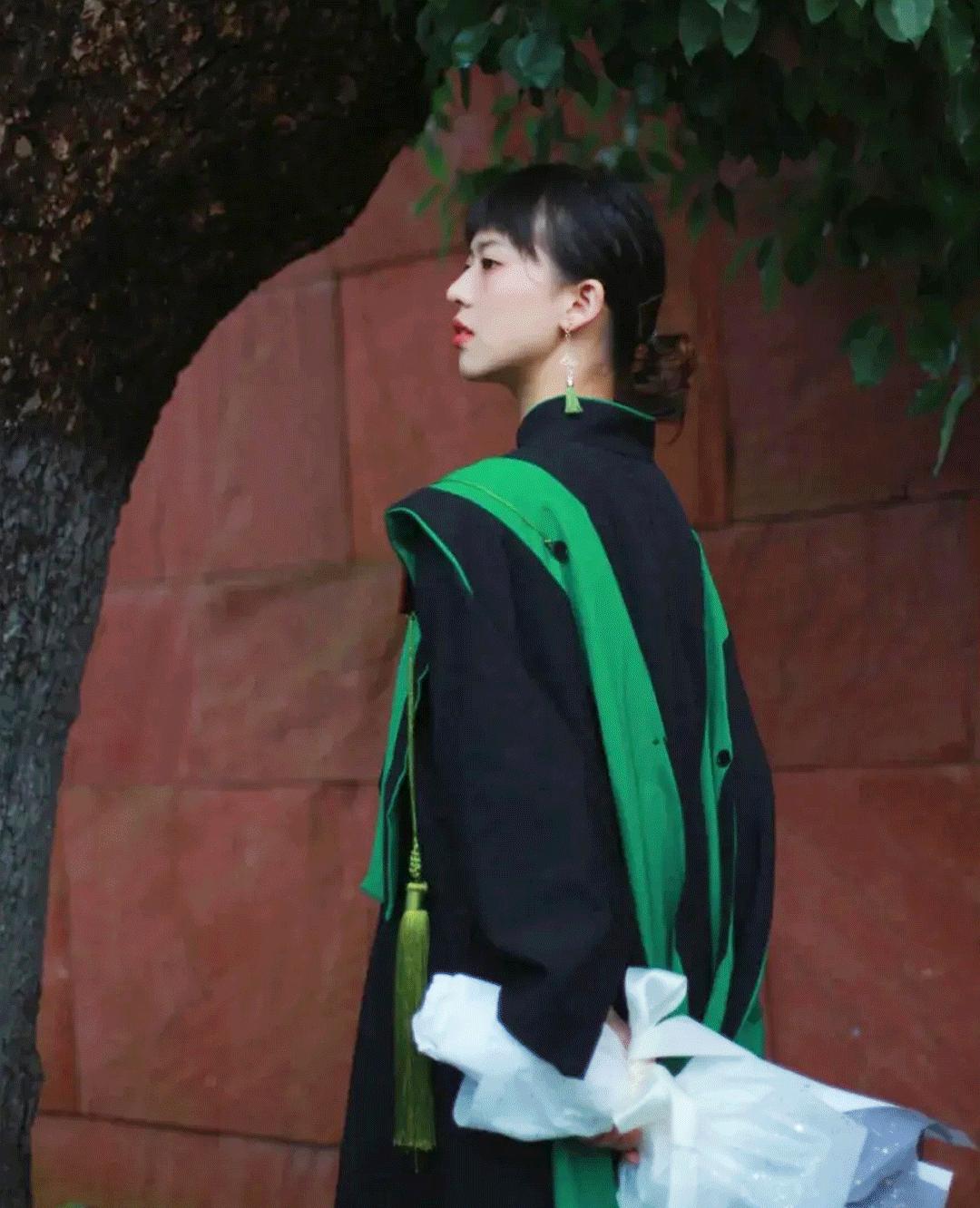 九大美院学士服哪个最漂亮,哪个学校的学士服最好看