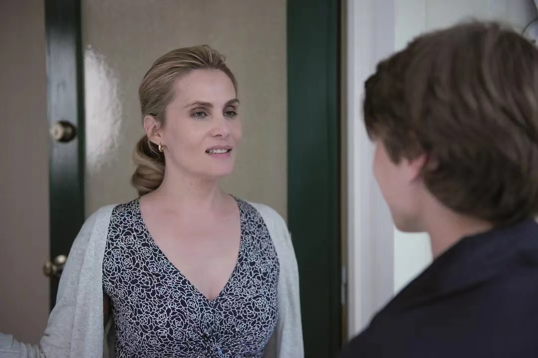 法国关于*窥偷**的电影，男主竟和同学母亲还有老师妻子发生这些事