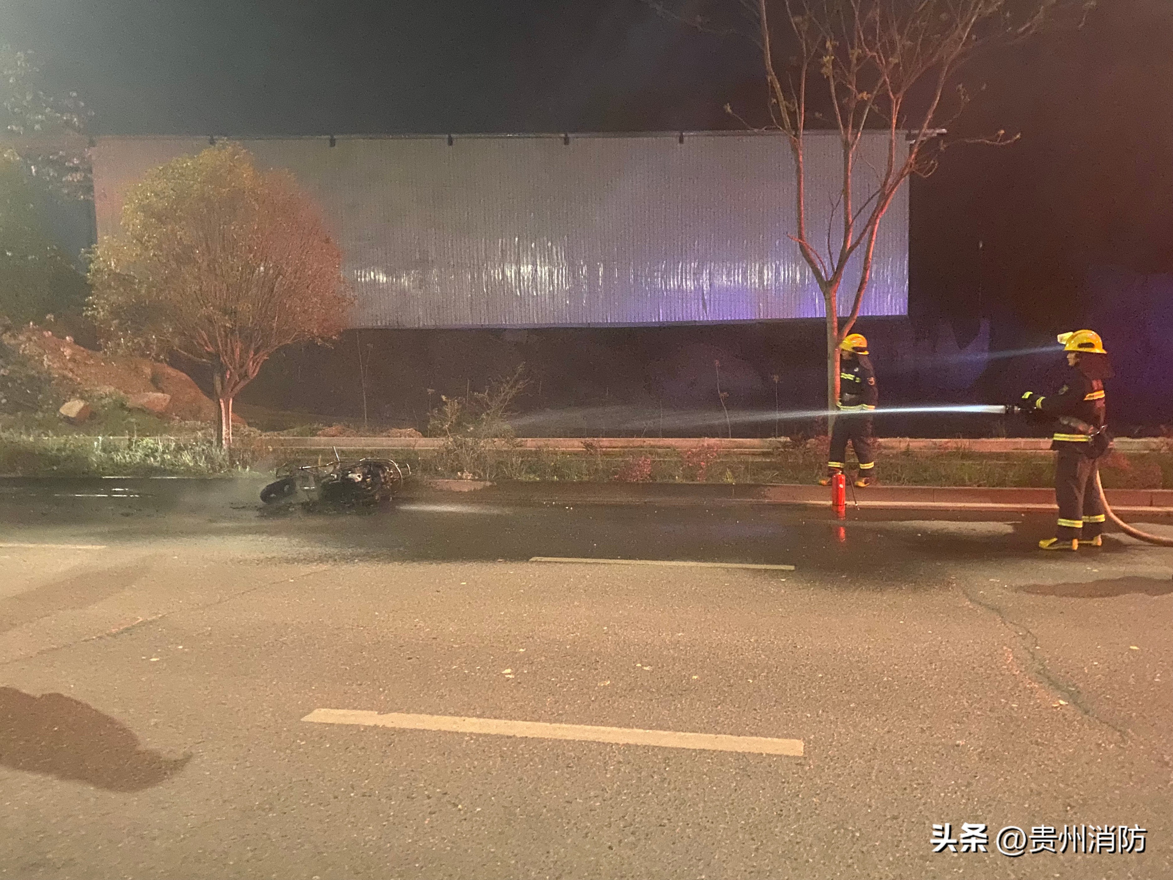 凌晨摩托车自燃巡逻民警及时灭火,汽车突发自燃消防紧急救援