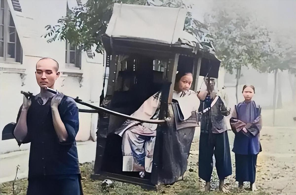 女子身着日本侵华军装露脸,女子穿日军军服拍照被抓