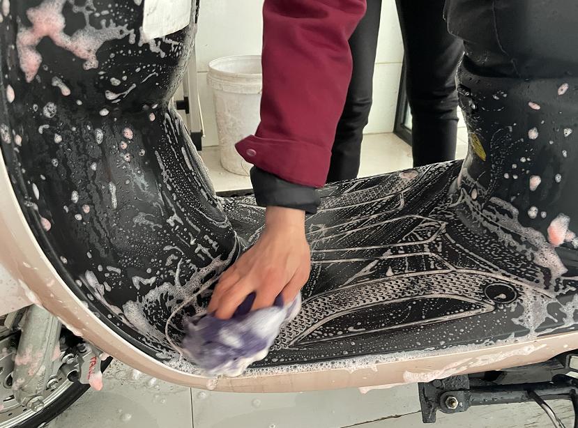 南阳新华路电动车市场首个电动车上牌点设在爱玛专营店