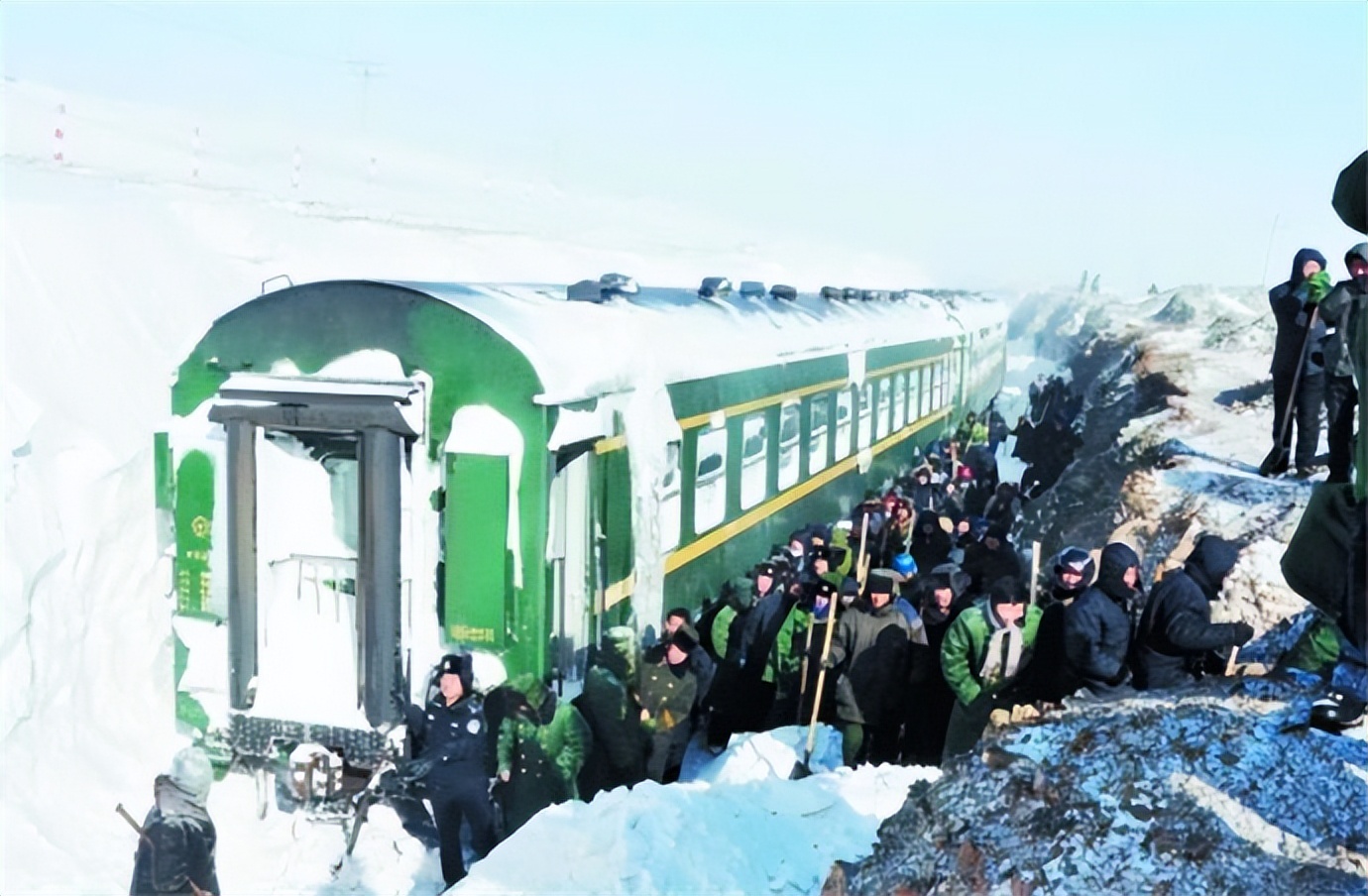 内蒙古呼伦贝尔车辆被困暴风雪,内蒙古暴风雪2010