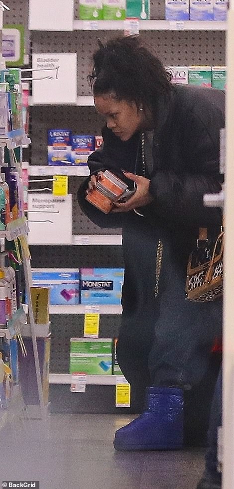 蕾哈娜挺孕肚现身奥斯卡红毯 (蕾哈娜孕肚新照)