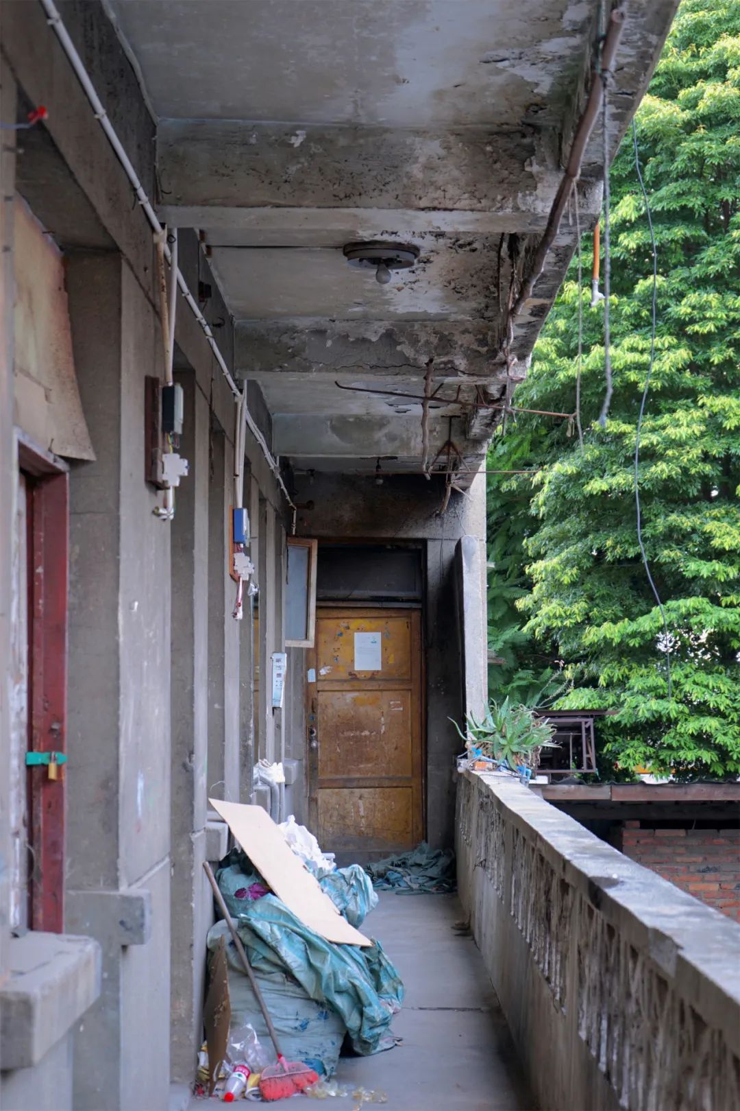 穿越五块石的百米窄巷，打开铁半城的光