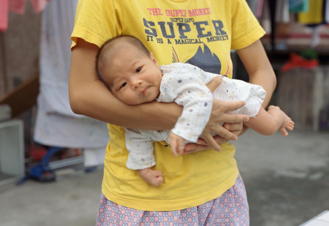 两个月宝宝爱哭闹睡觉不踏实原因,两个月宝宝睡觉不踏实是缺钙吗