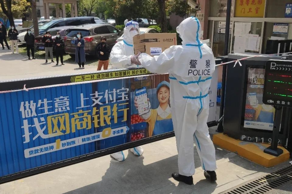 疫情防控民警帮助群众送药忙,一线战疫民警收到群众暖心关怀