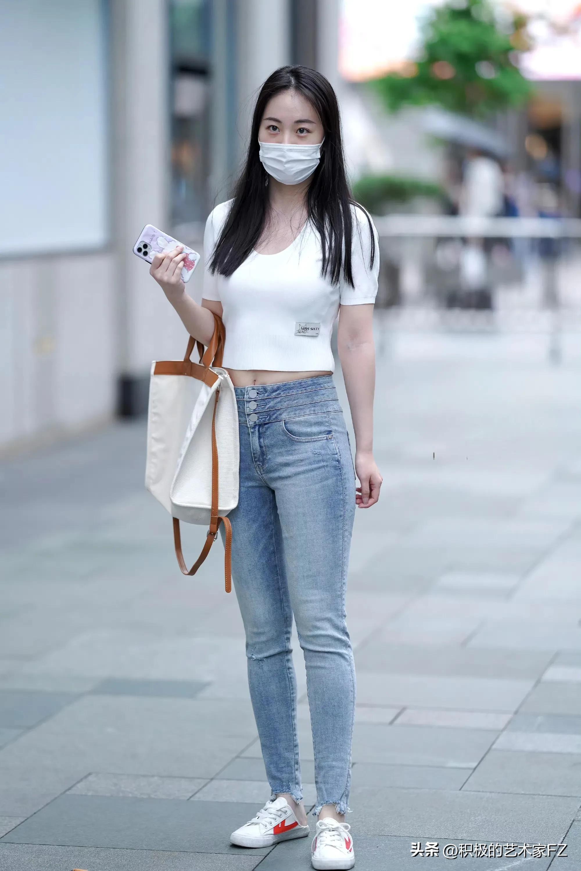 时尚街拍穿搭微胖白牛仔裤,街拍穿搭分享清爽牛仔穿搭