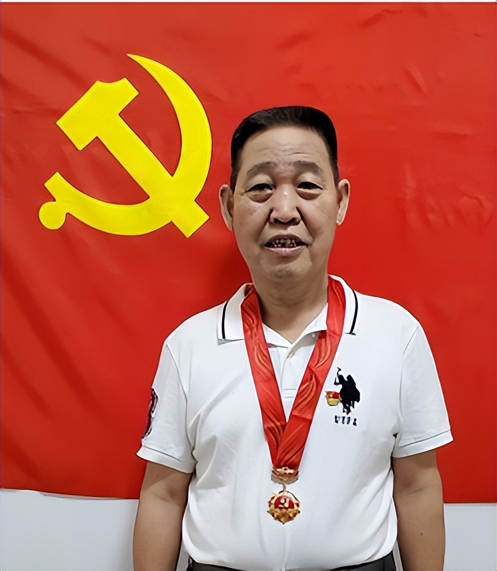 天有一双手——记军休干部吴建德义务为民服务11年