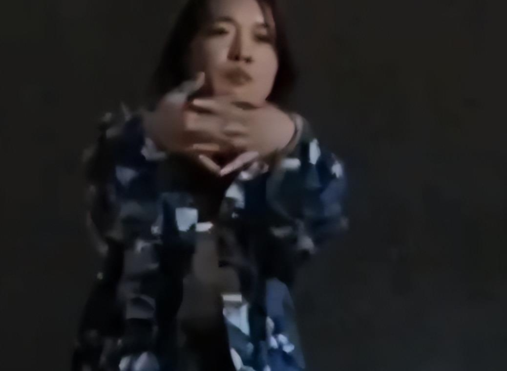 女生军训跳舞吊带滑落走光,露球仍卖力跳,2分半视频疑被拍卖