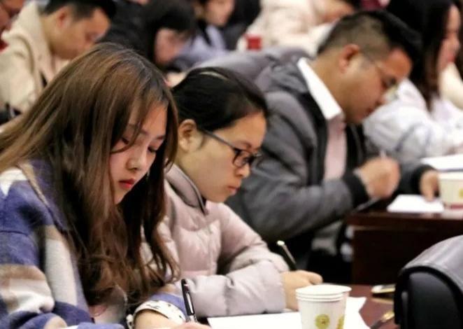 未来最吃香的三个铁饭碗,明年起铁饭碗更铁了这三种职业