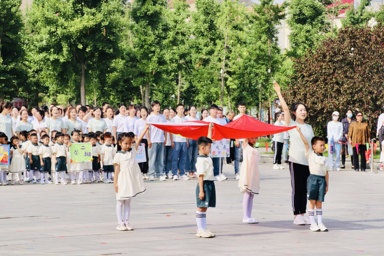 幼儿园亲子运动会主题大手牵小手,小手拉大手运动会