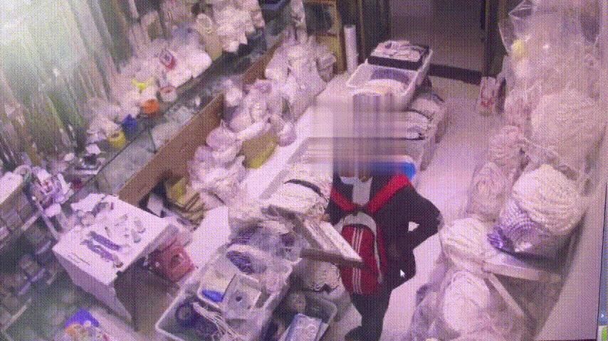 男子来绍兴，连偷4家店的珍珠，想送给老婆和老妈