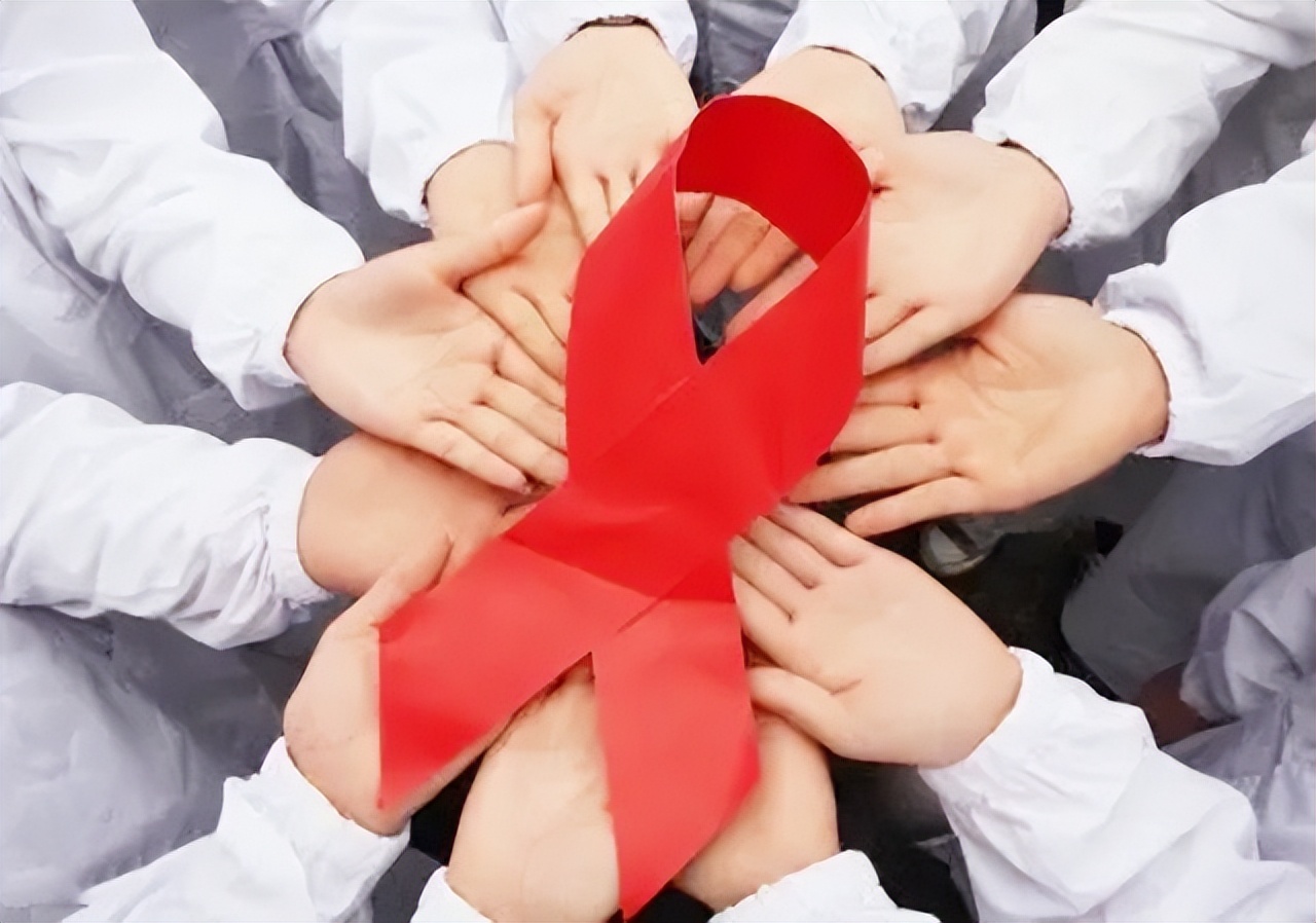 60岁，他大概是中国存活最久的艾滋病人，带着自己遗像活了十几年