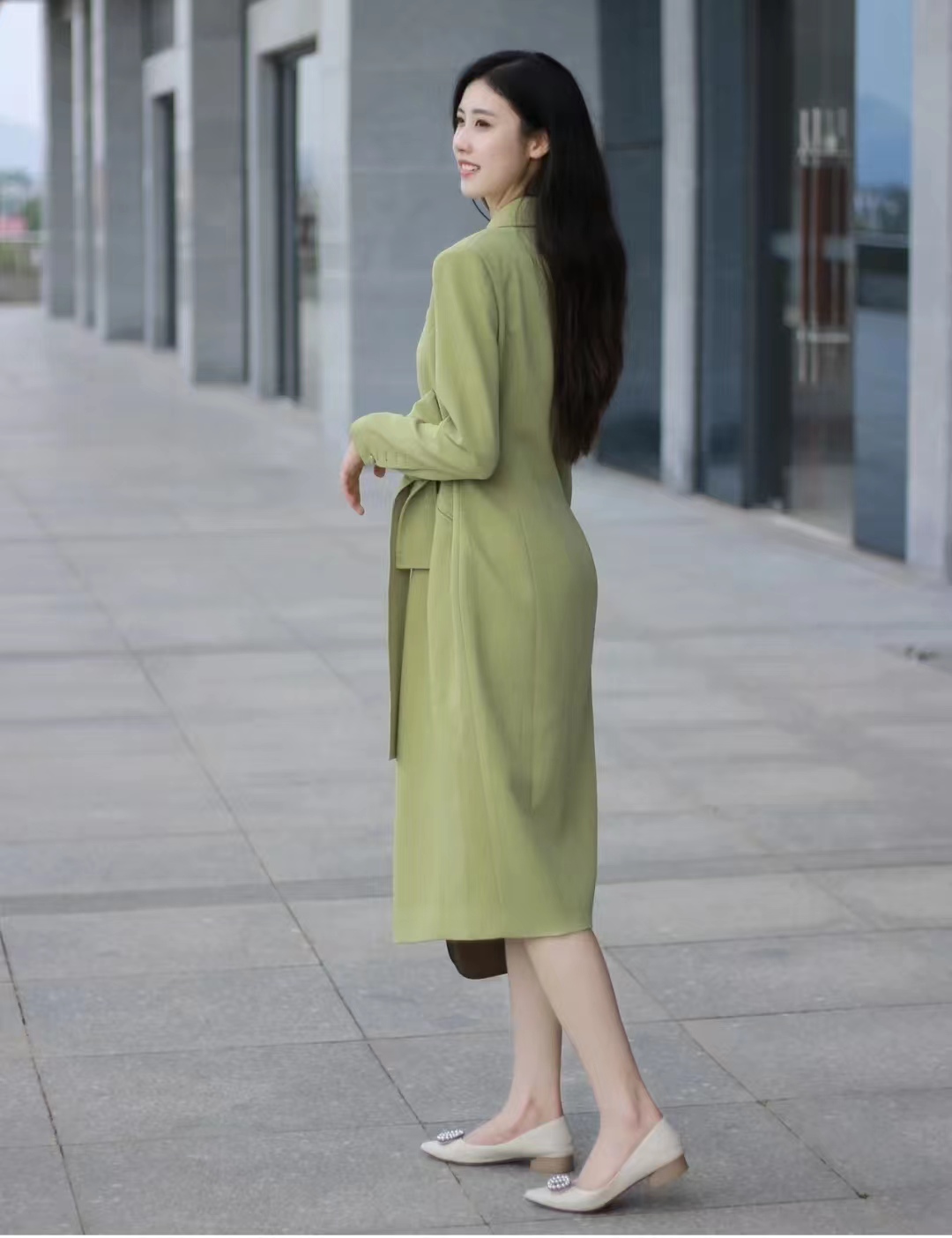 白色大衣里面搭配什么颜色显高级,17-20岁女气质大衣