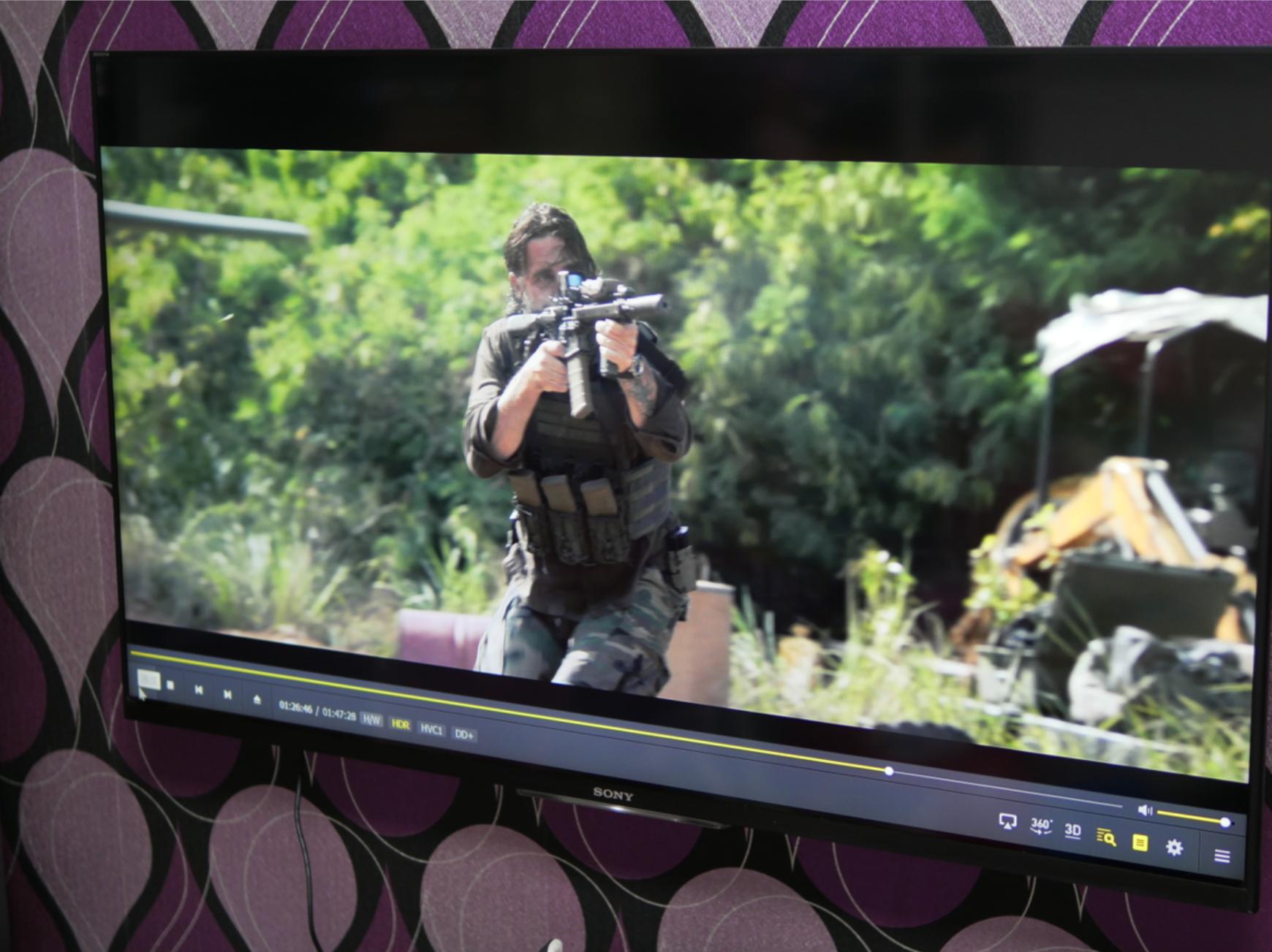 再也不怕投屏被限。零刻EQ12全能小主机直连电视，4K资源轻松看。