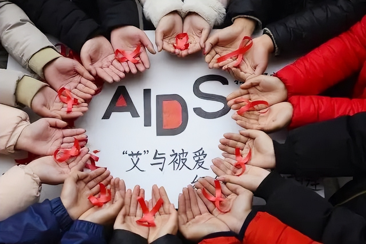 60岁，他大概是中国存活最久的艾滋病人，带着自己遗像活了十几年