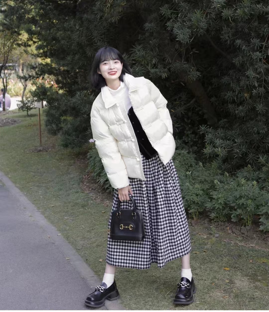 短款白色羽绒服的最佳搭配半身裙,羽绒服搭配哪些裙子才时髦