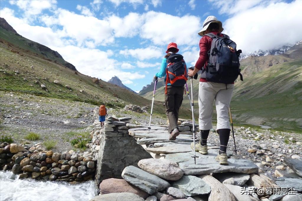 登山徒步正确的行走姿态,徒步登山技巧视频教程