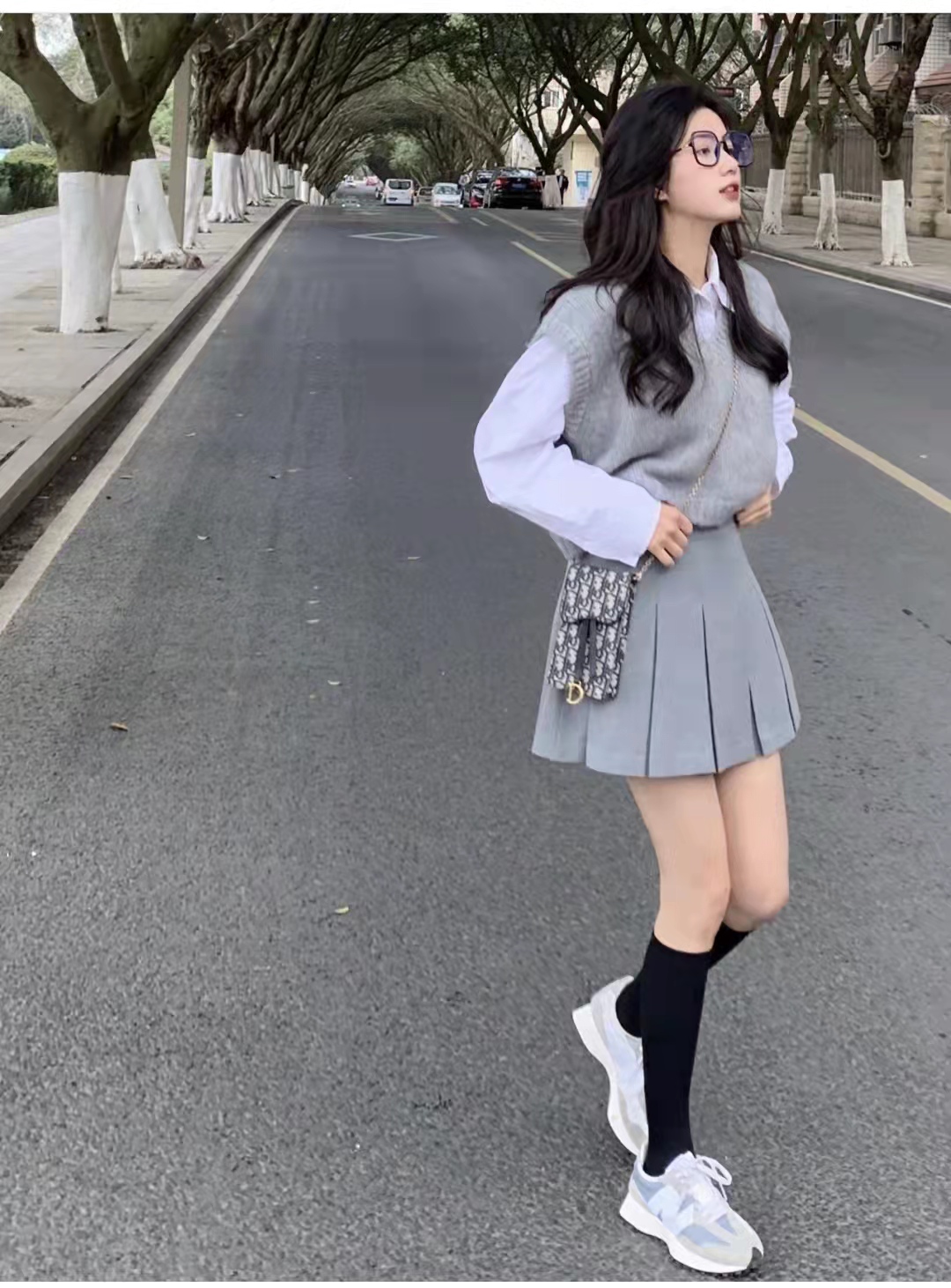 灰色和深咖色百褶短裙搭什么上衣,灰色百褶裙搭配什么上衣高级